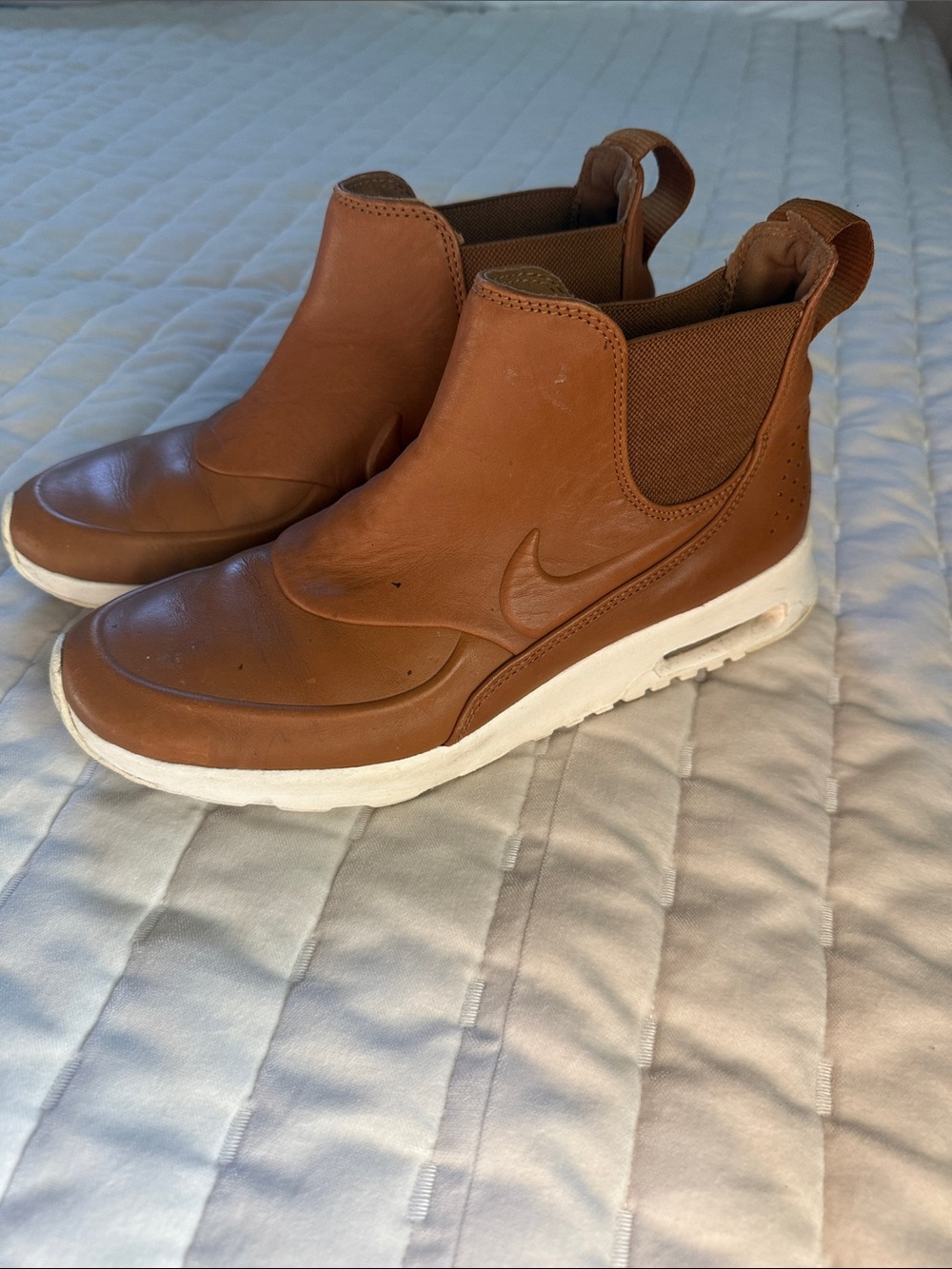 Nike size9 high top Slip-On Athletic Sneakers